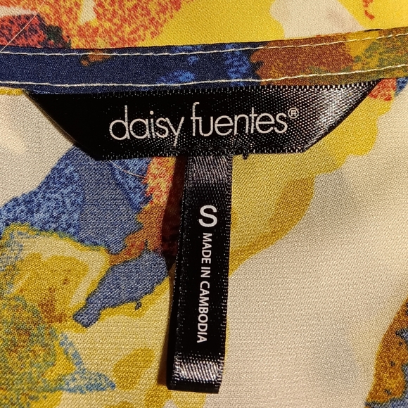 Daisy Fuentes EUC Women's V-neck Ruffle Blouse, Small, Cap Sleeve - Picture 2 of 8